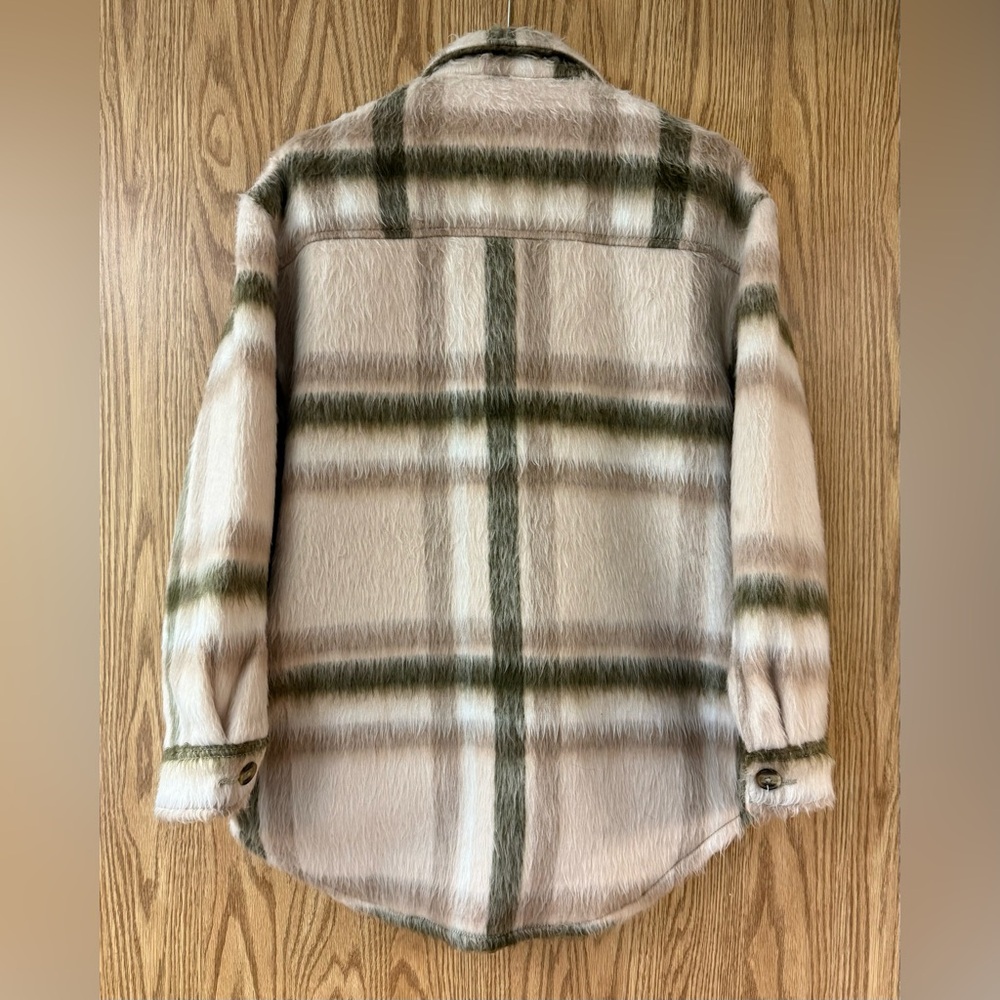 Woman’s oversized fuzzy plaid shirt jacket size Small - Picture 3 of 8